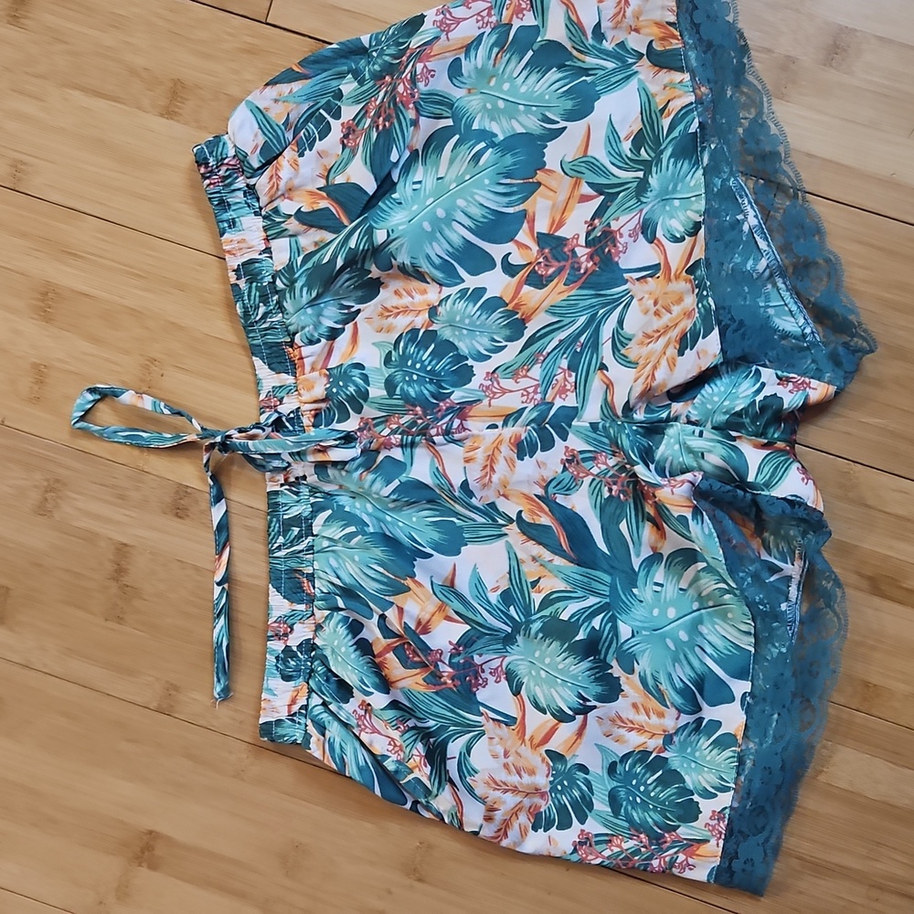 Tropical print satin cute pocketed shorts